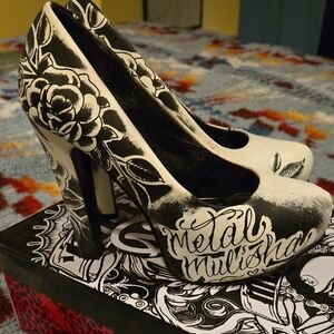 **Like New**Metal Mulisha Black and White Graphic Heels